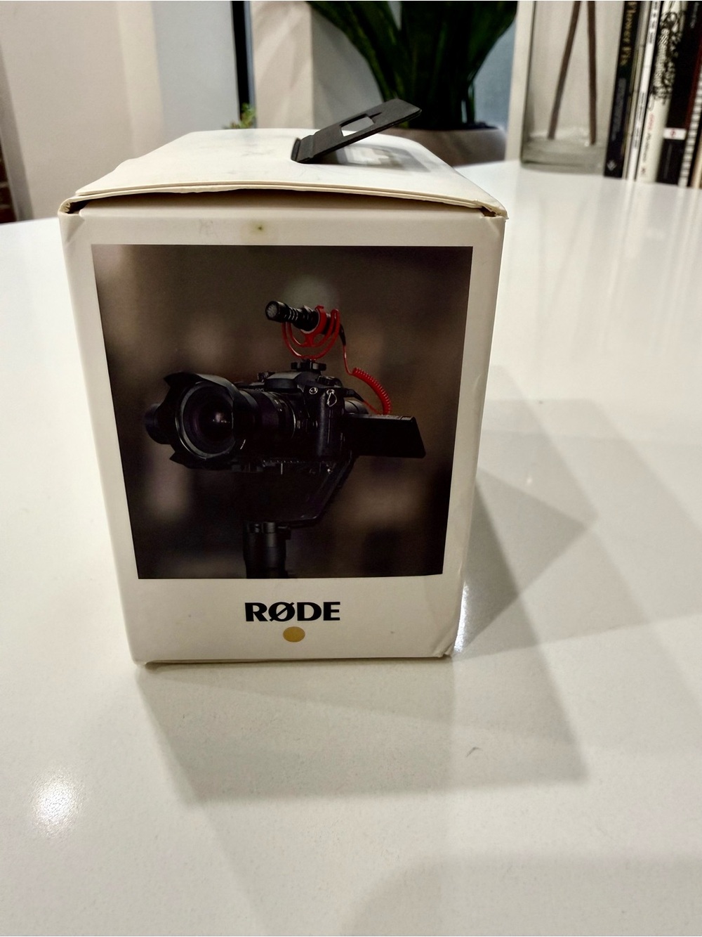 VideoMicro Compact On-Camera Microphone – Red/Black - Picture 4 of 5